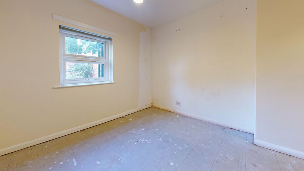 Property photo 2 of 17 Flat A, 23 Kingscourt Road, Streatham Hill, London, Sw16 1Ja