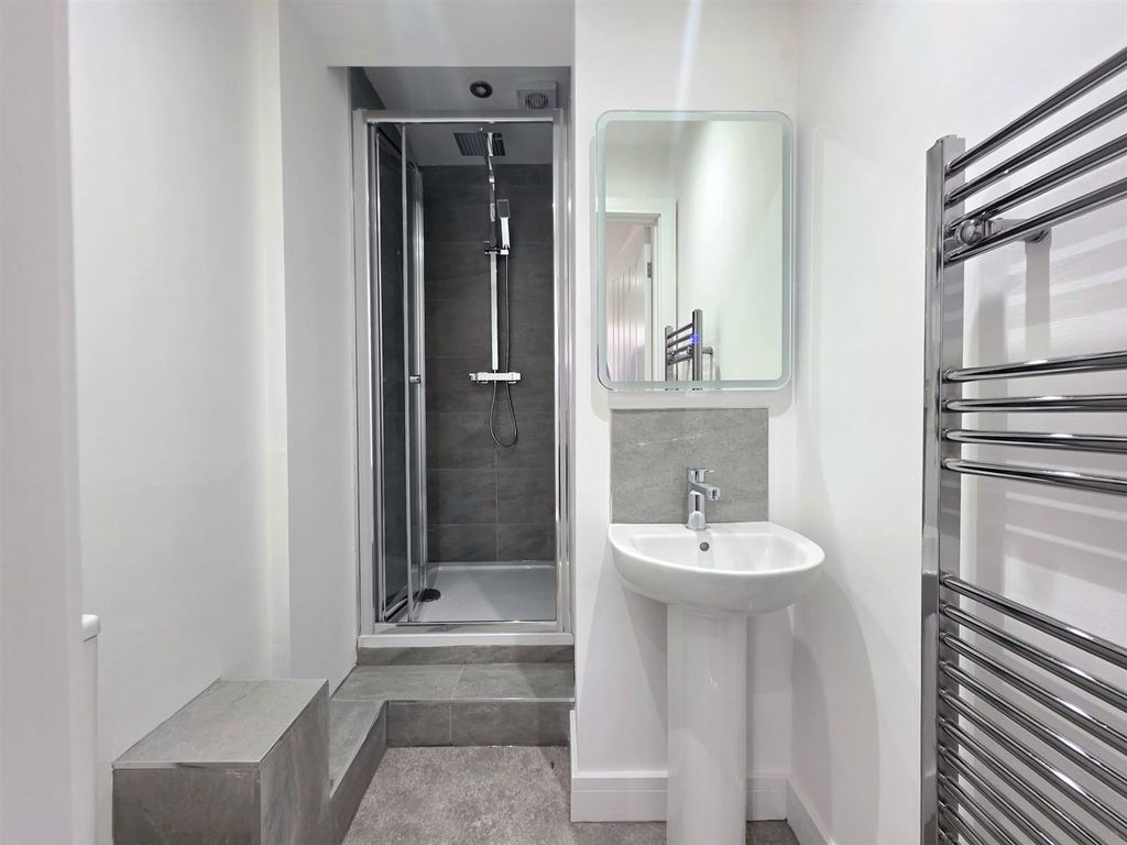 Property photo 3 of 11 En Suite