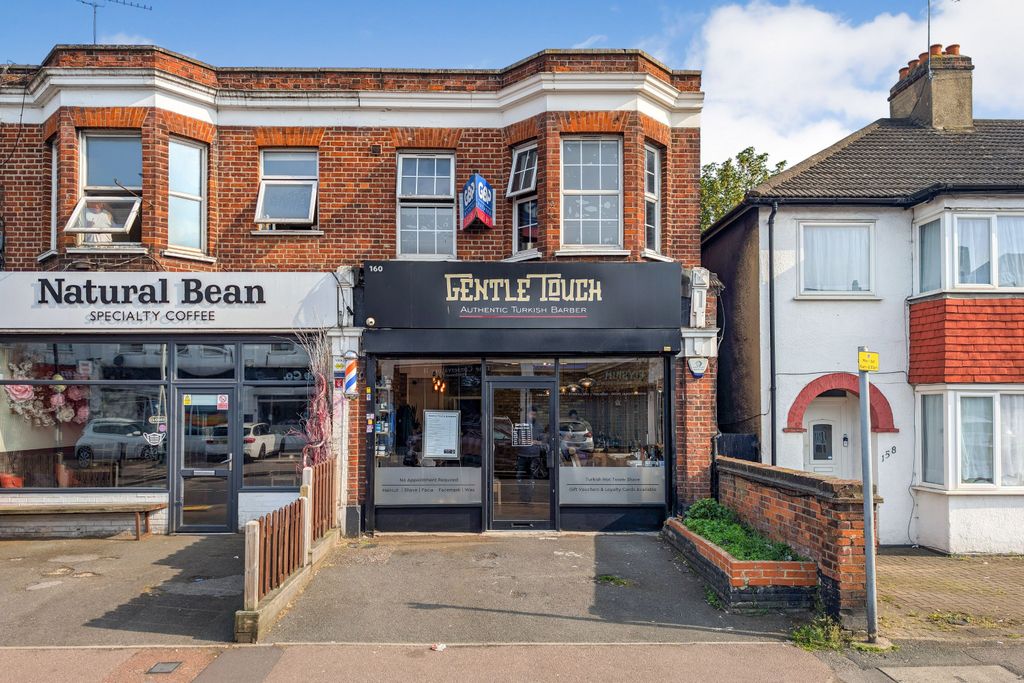 Property photo 1 of 7 160 Heath Park Road, Gidea Park, Romford, Essex, Rm2 5XL