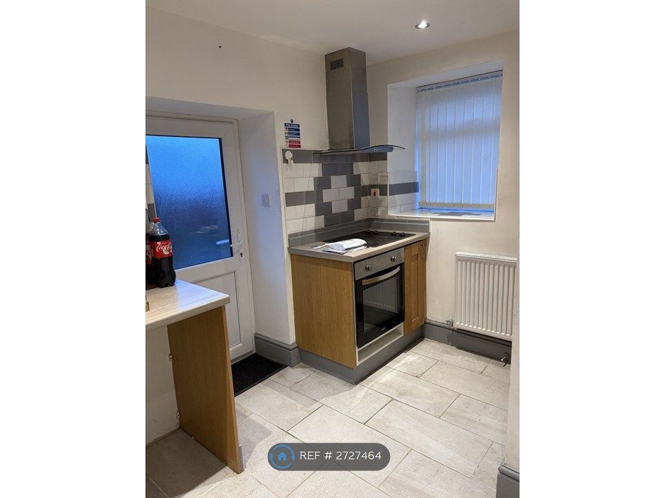 Property photo 3 of 9 Oven