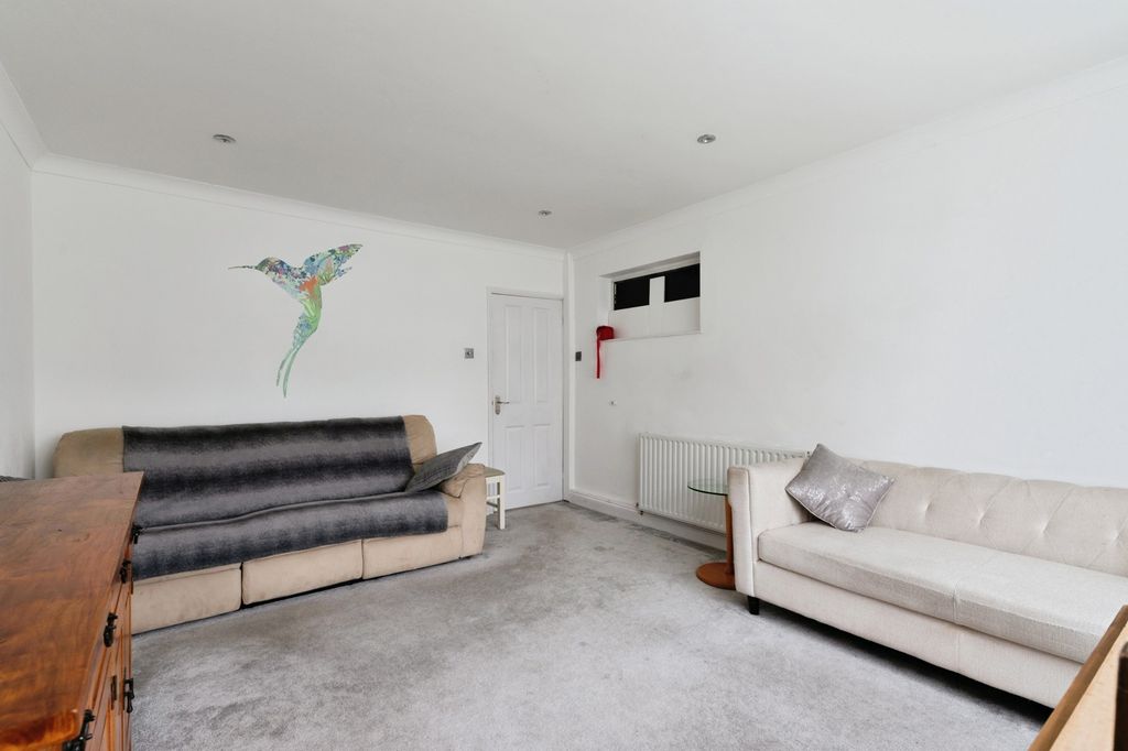 Property photo 3 of 17 Lounge