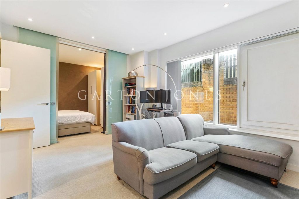 Property photo 3 of 16 Reception