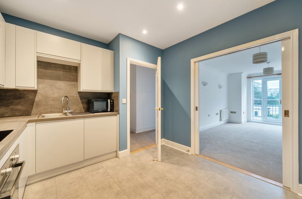 Property photo 3 of 18 1403248-13-696Fa2...