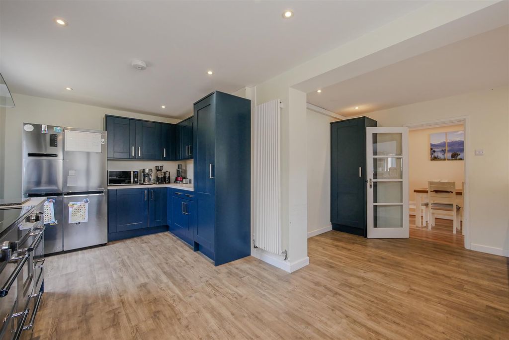 Property photo 2 of 19 Kitchen