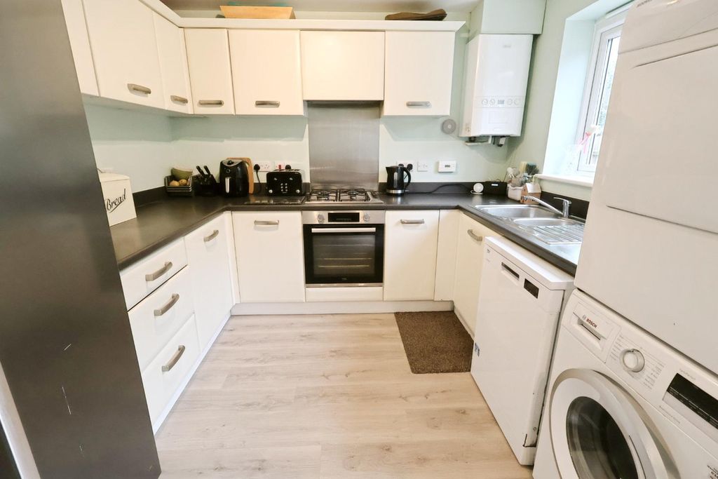 Property photo 3 of 10 Kitchen/ Dining Room