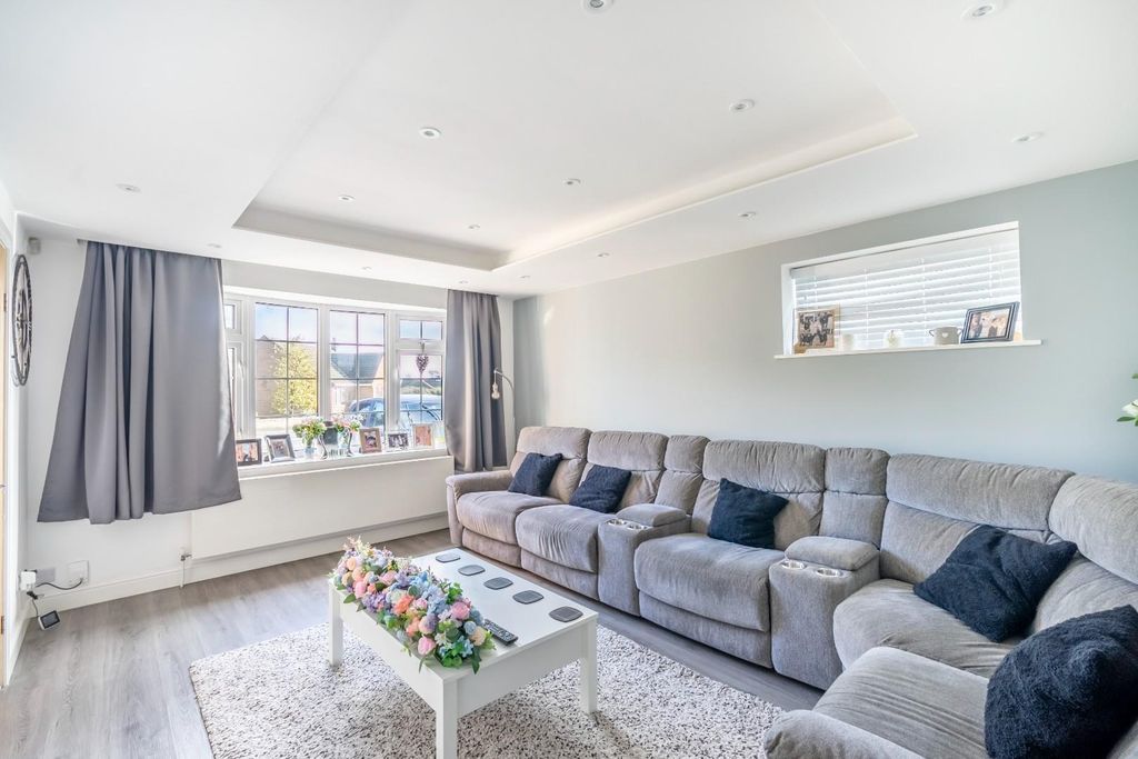 Property photo 2 of 23 Living Room