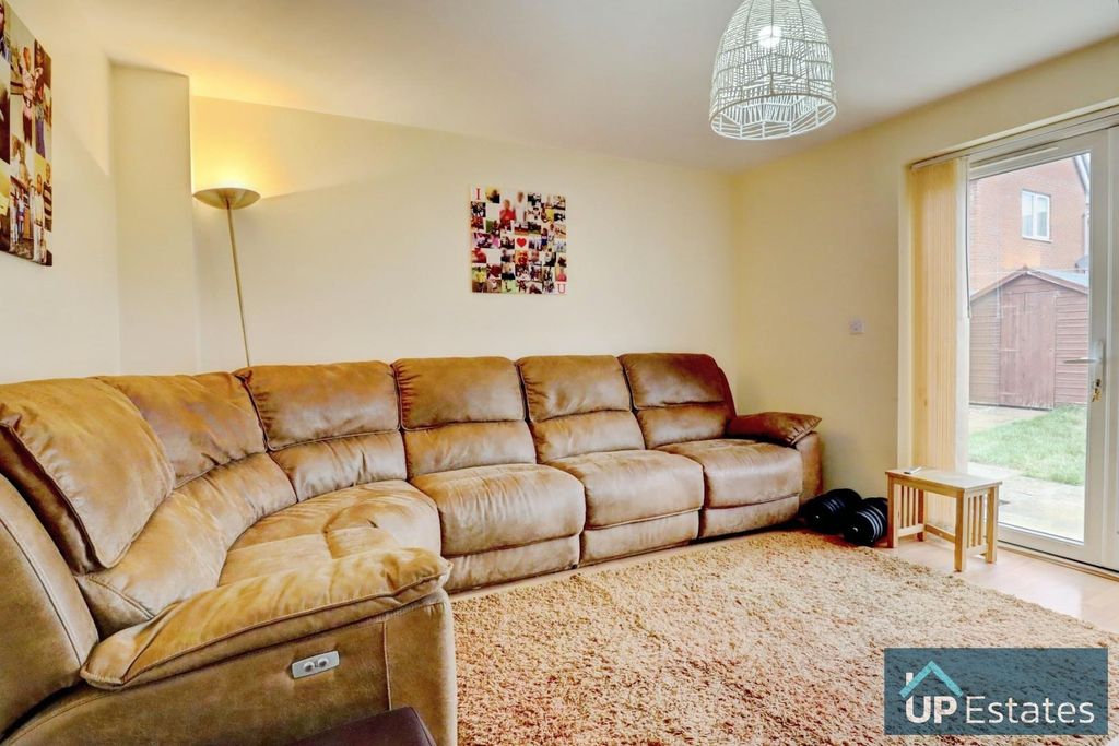 Property photo 3 of 18 Living Room