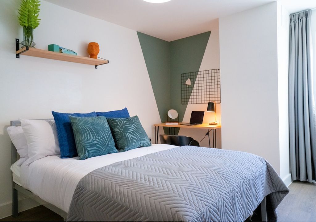 Property photo 3 of 8 A Stylish And Well-Maintained Double Bedroom Featu...