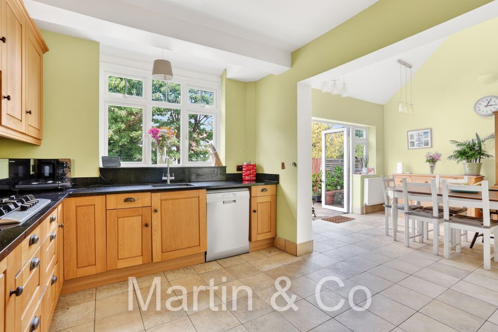 Property photo 3 of 34 1701027818 - 10 Culmington Road, Cr2 - 27