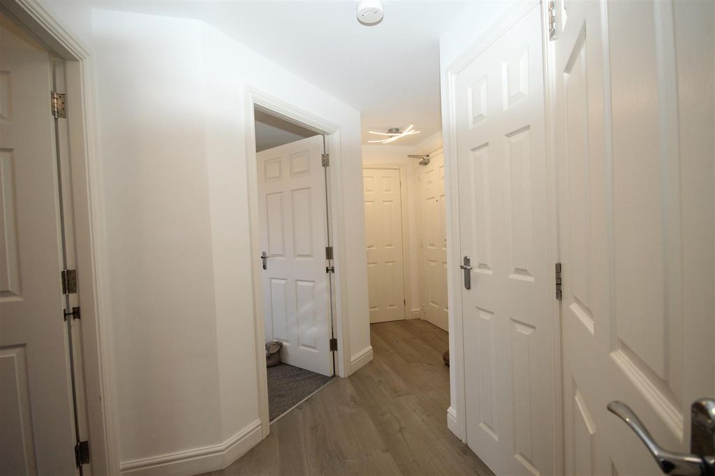 Property photo 2 of 13 Entrance Hall