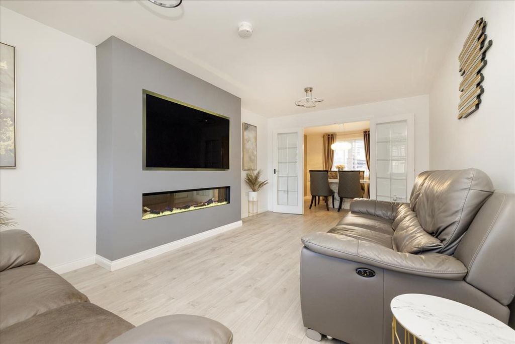 Property photo 2 of 32