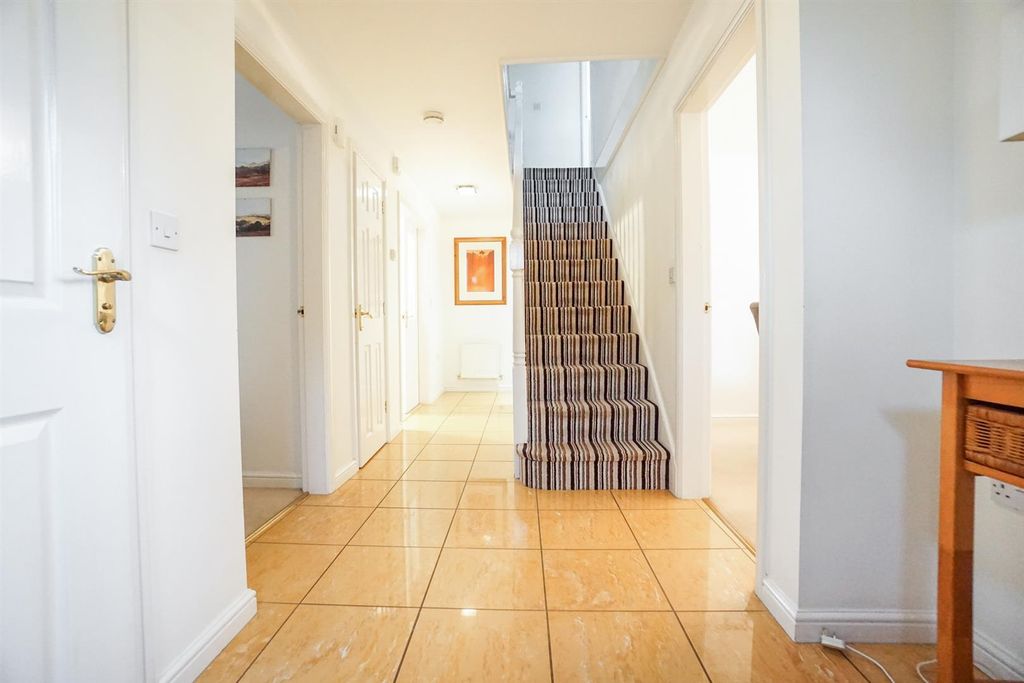 Property photo 3 of 27 Entrance Hallway