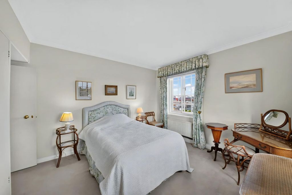 Property photo 3 of 16 Swan Court