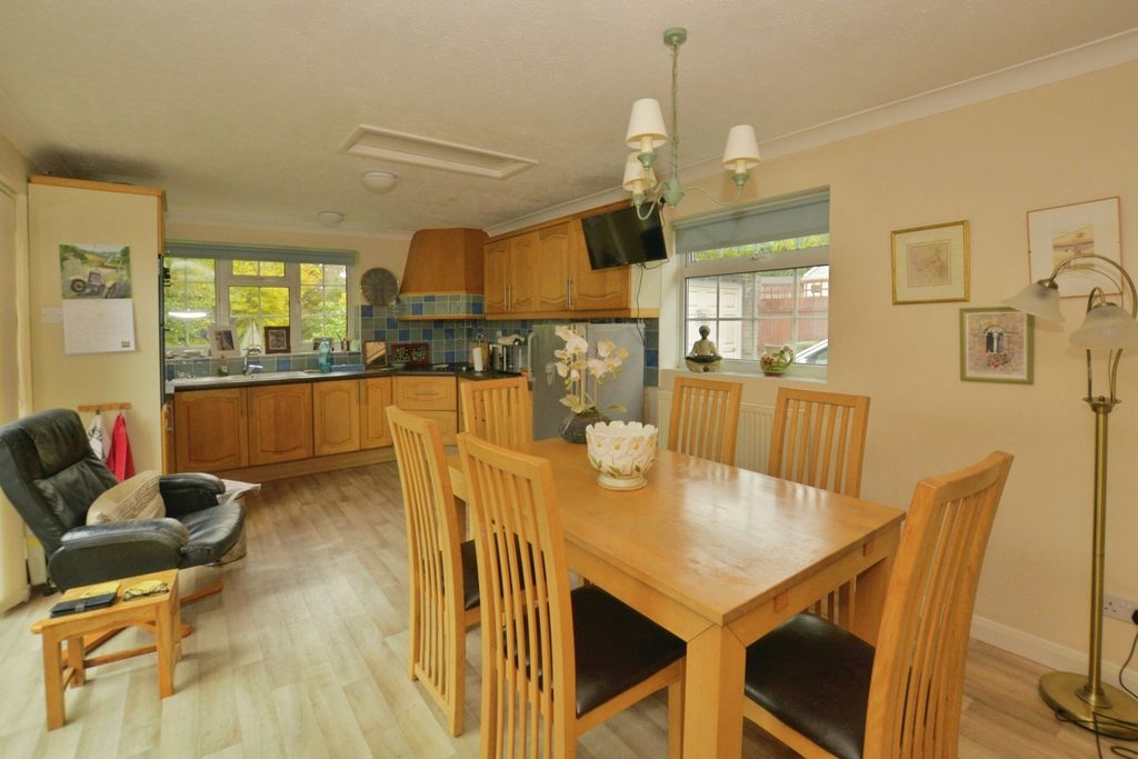 Property photo 3 of 17 Kitchen