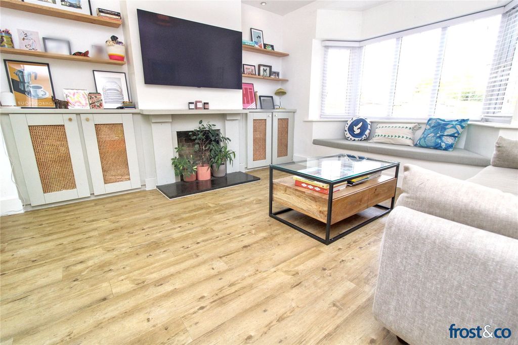 Property photo 3 of 21 Lounge