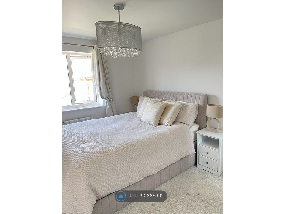 Property photo 2 of 13 Double Bedroom With King Bed