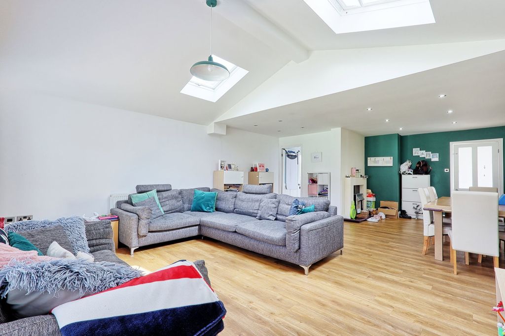 Property photo 3 of 31