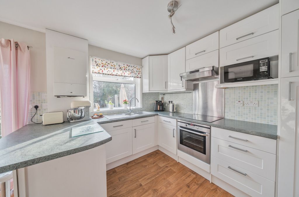 Property photo 2 of 17 1392828-25-693Ff9...