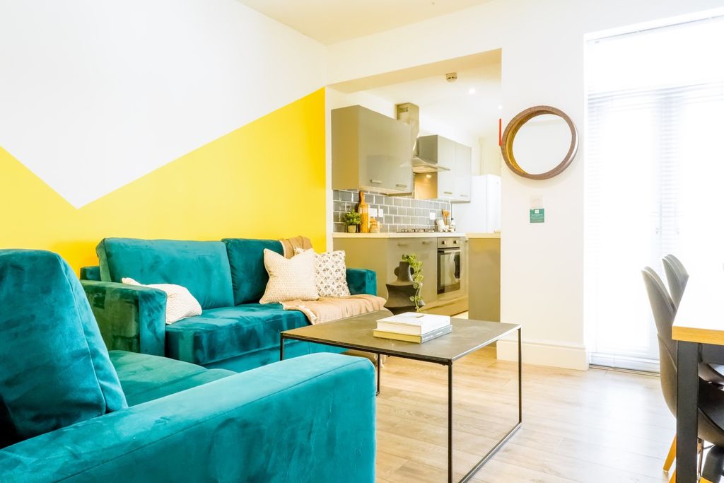 Property photo 1 of 3 A Stylish And Spacious Modern Living Room Featurin...