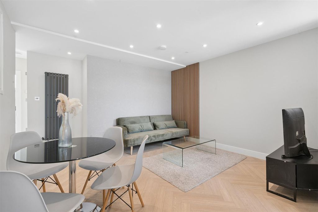 Property photo 2 of 11 Flat 3 20 Hoyle Road Sw17 Reception 1.Jpg