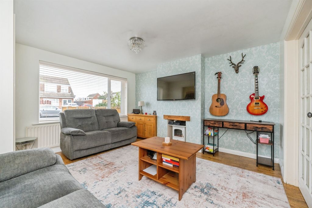 Property photo 3 of 16 Lounge