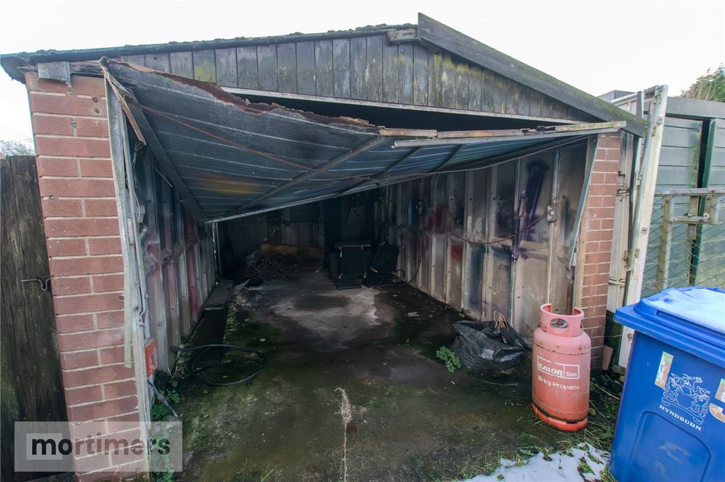 Property photo 3 of 24 Garage