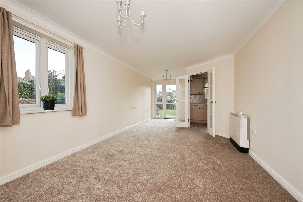 Property photo 2 of 11 Lounge