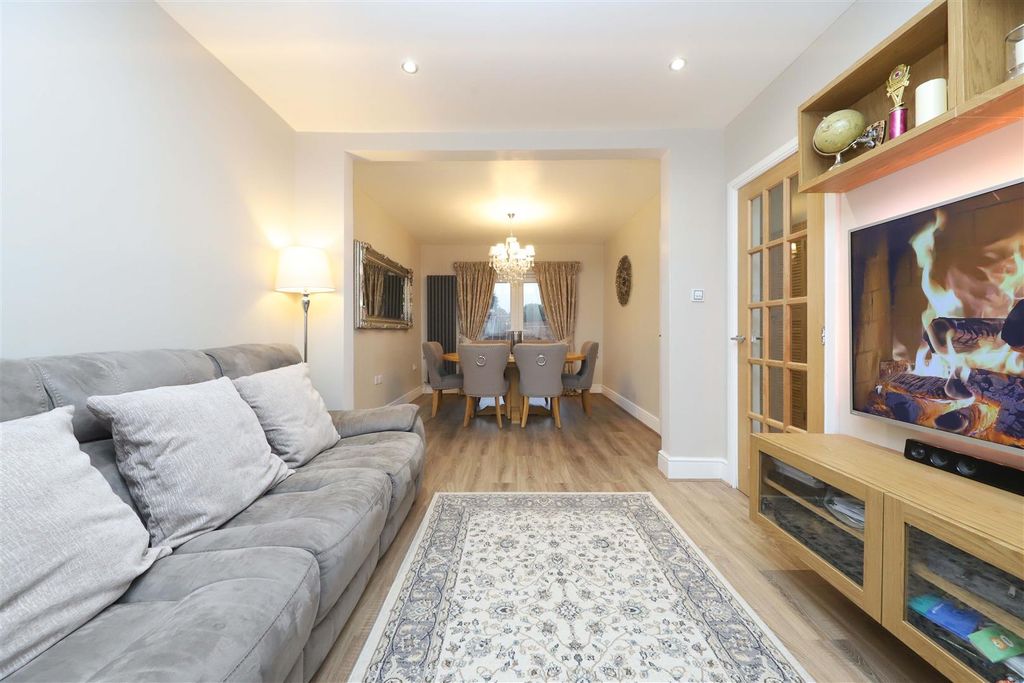 Property photo 2 of 15 Through Lounge