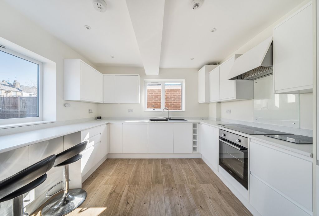 Property photo 2 of 8 1422242-8-69A843d...