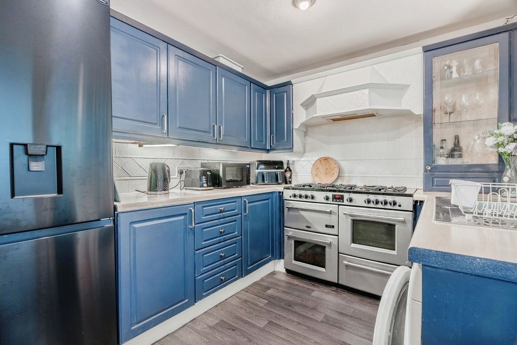 Property photo 3 of 17 Kitchen