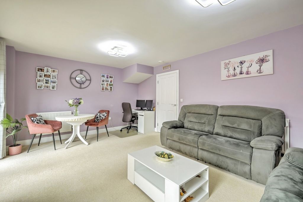 Property photo 3 of 17 Lounge