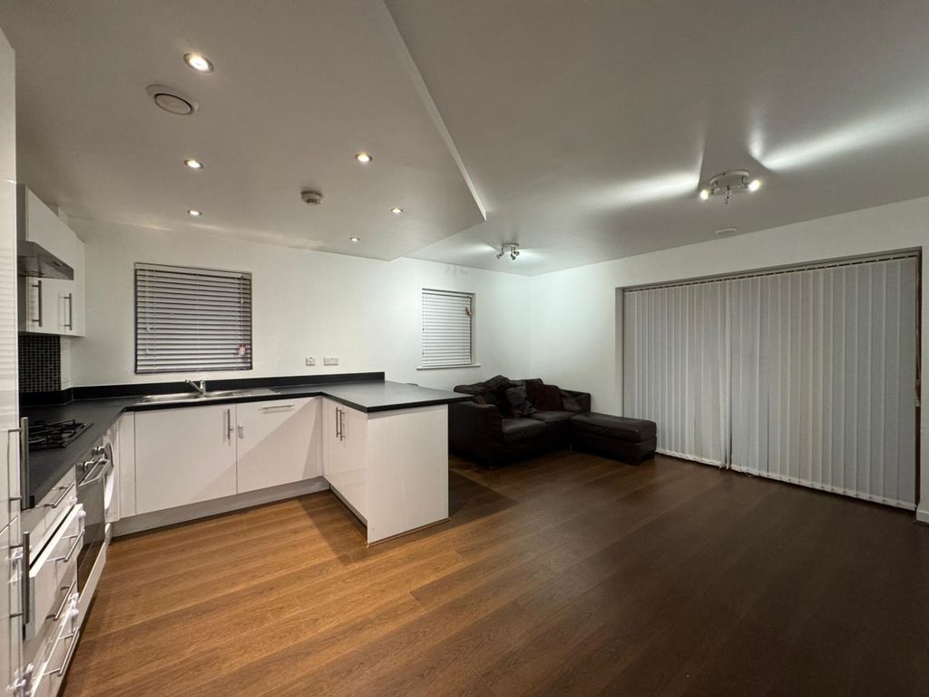 Property photo 2 of 9 92F46d9B-0Dbb-45F0-8d25-9A7B6844F955