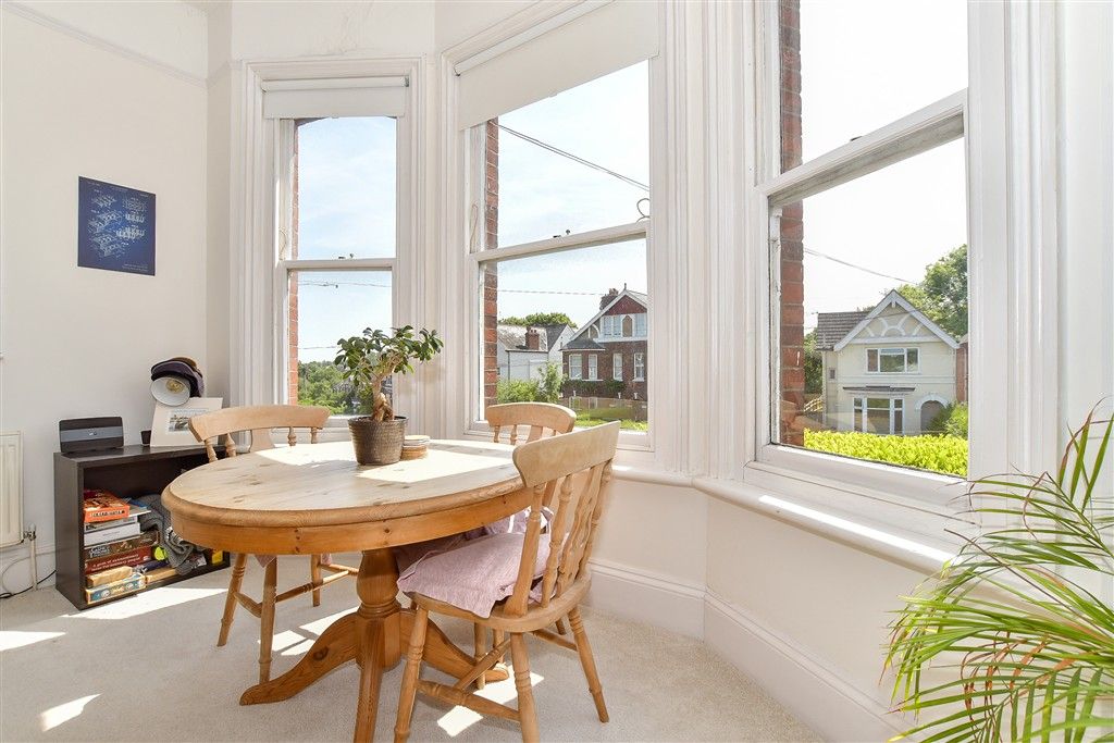 Property photo 3 of 11 Lounge