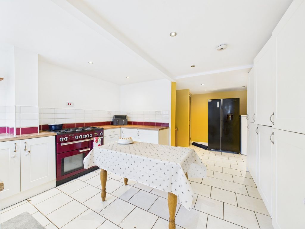 Property photo 2 of 11 Kitchen