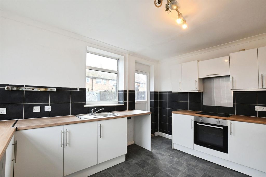 Property photo 2 of 18 Fitted Kitchen