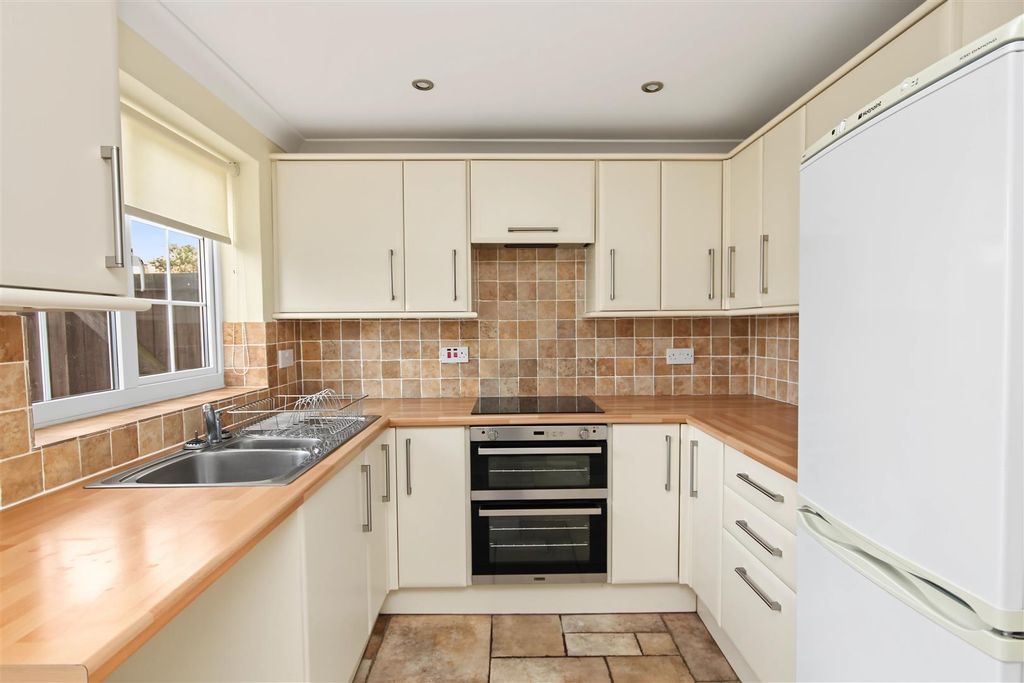 Property photo 2 of 10 Kitchen.Jpg