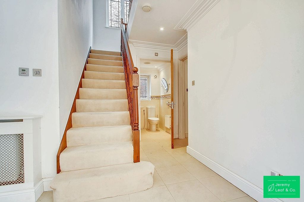 Property photo 2 of 25