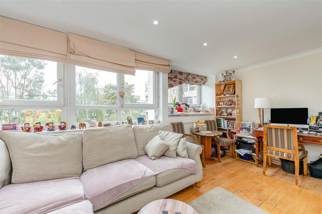 Property photo 3 of 11 8666370-Interior02.Jpg