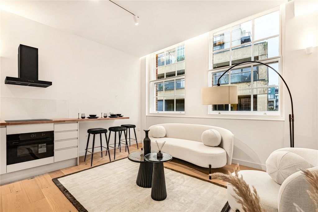 Property photo 2 of 18 Reception/Kitchen