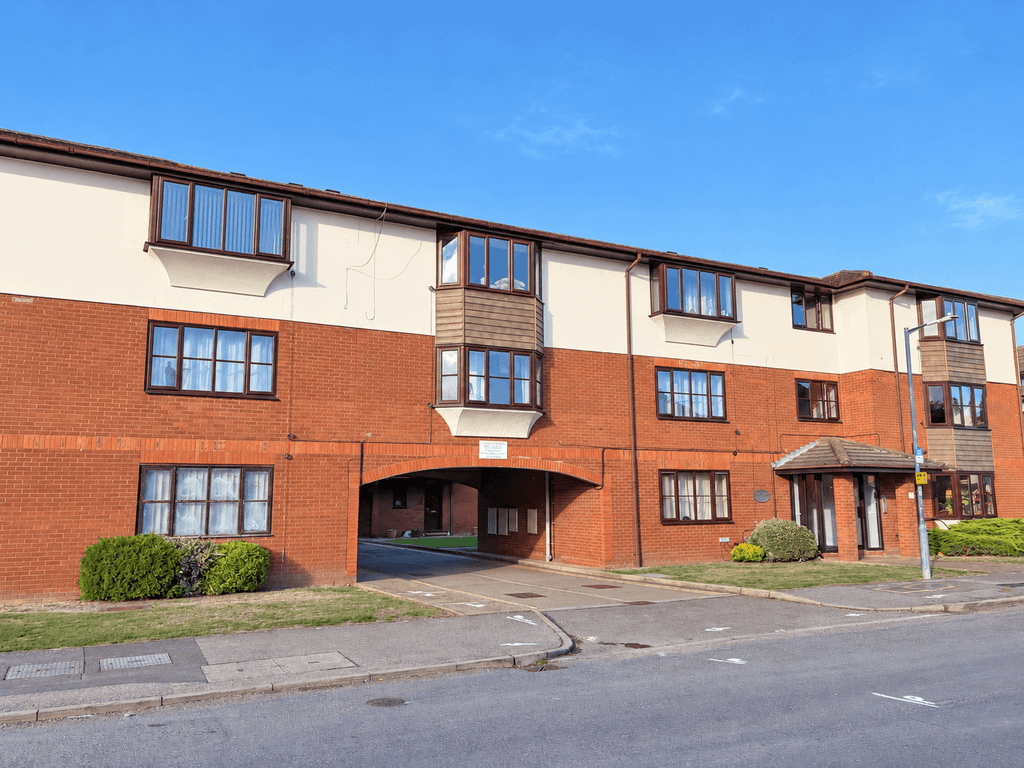 Property photo 1 of 11 1 Bedroom Apartment For Sale - Felixstowe - Wainwrights