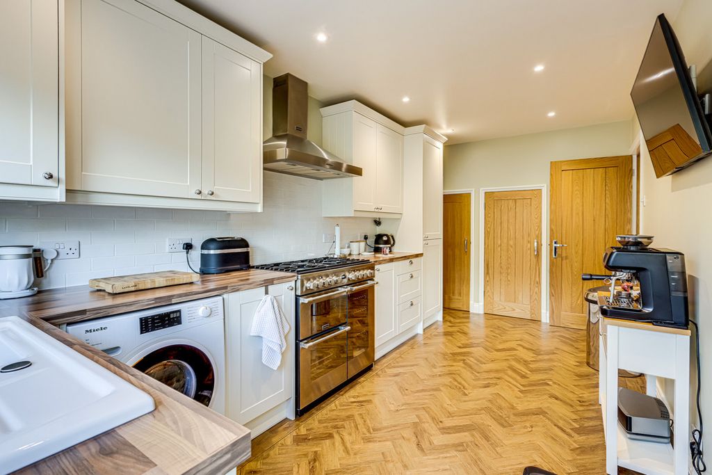 Property photo 3 of 31