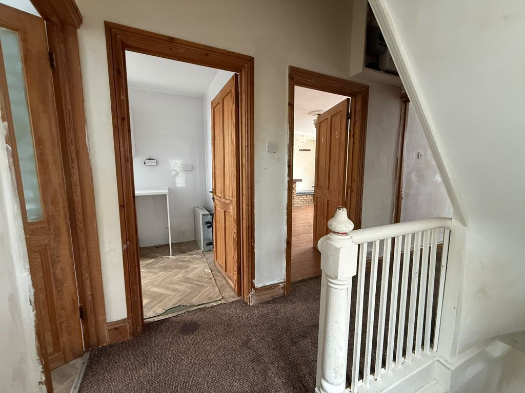 Property photo 1 of 9 3 Bedroom Flat To Rent, High Street, West Bromwich B70