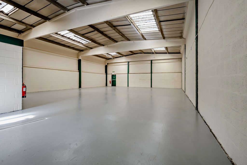 Property photo 3 of 15 8687433-Interior01-800