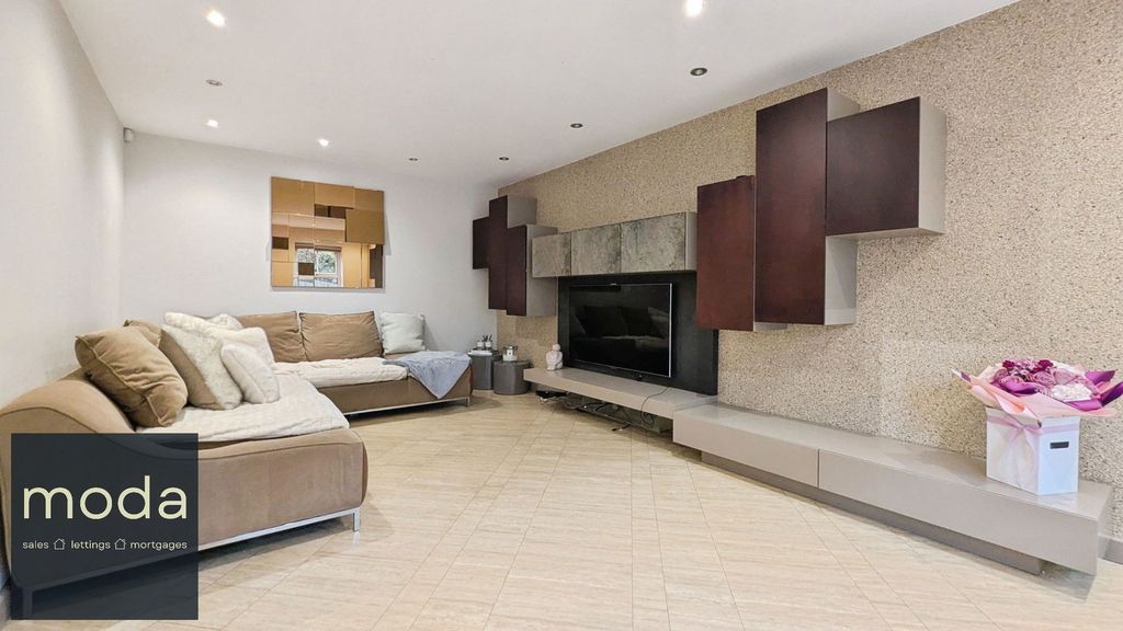 Property photo 3 of 35