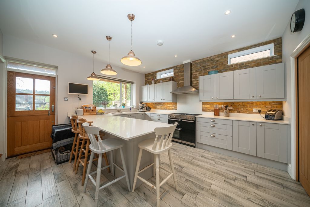 Property photo 2 of 25 17-Horsecroft-Road-1745