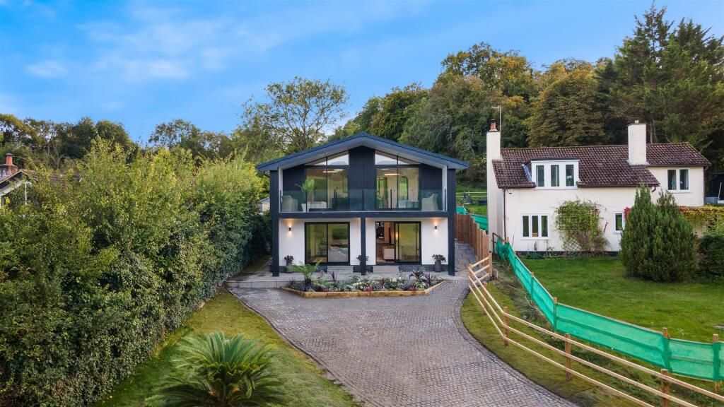 Property photo 1 of 27 Nags Head Lane, Hp16