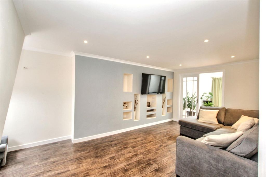 Property photo 3 of 17 3- Lounge.Jpg