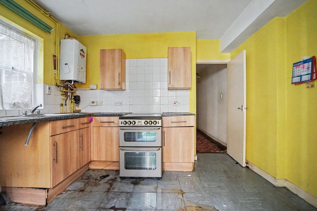 Property photo 2 of 15 Flat A, 30 Morat Street, Stockwell, London Sw9 0Rp