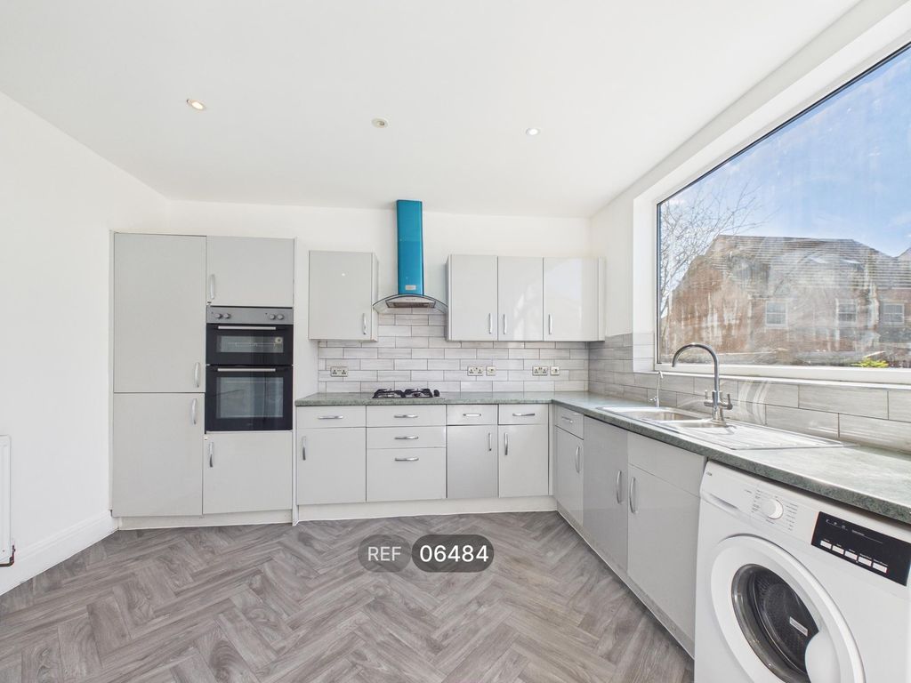 Property photo 3 of 16 Kitchen