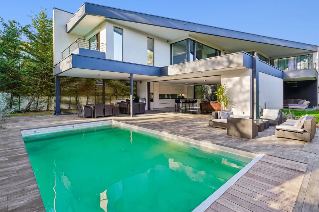 Property photo 2 of 21